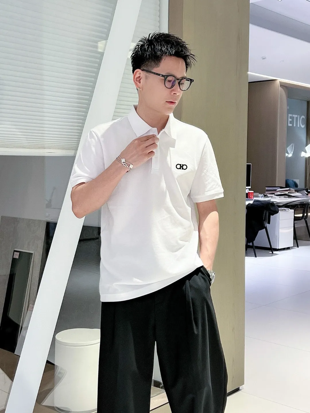 Ferragamo summer New Arrival logo men's lapel polo shirt! Classic business men's style, Premium men's ceiling-level business men's style! Simple and fashionable yet elegant, it looks great when worn alone, and you can wear it with your eyes closed as you control quality/details. It is low-key, luxurious and connotative! Color: Black White Size: M-3XL